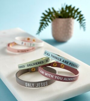 Leren armband met drukknoop With God all things are possible