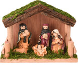 Krippenfiguren-im-Holzhaus
