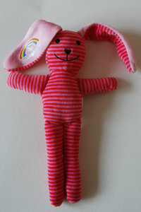 Knuffel/rammelaar konijn rood God zorgt/regenboog