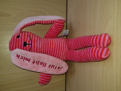 Knuffel/rammelaar konijn rood Jesus liebt mich geborduurd