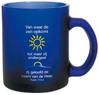 Mok blauw glas vanwaar de zon