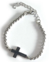 Armband-mit-silbernem-Kreuz